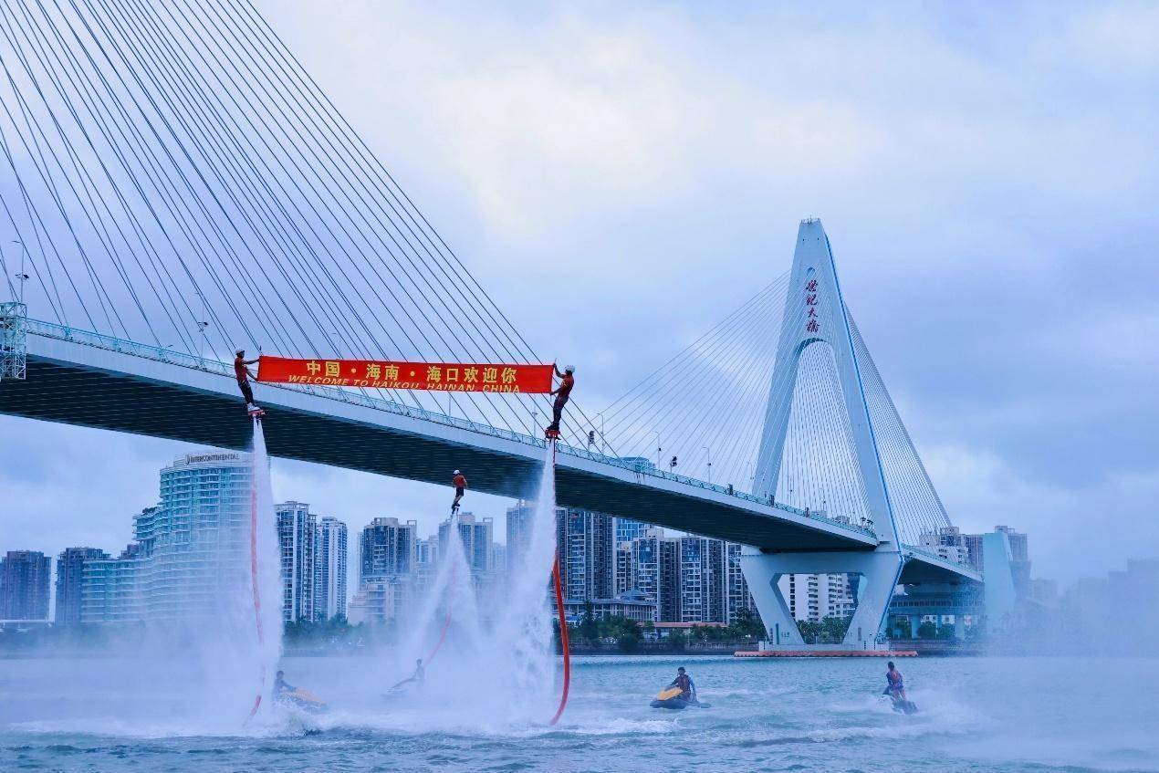2025年尾波冲浪世界杯海口开幕 全球高手逐浪自贸港