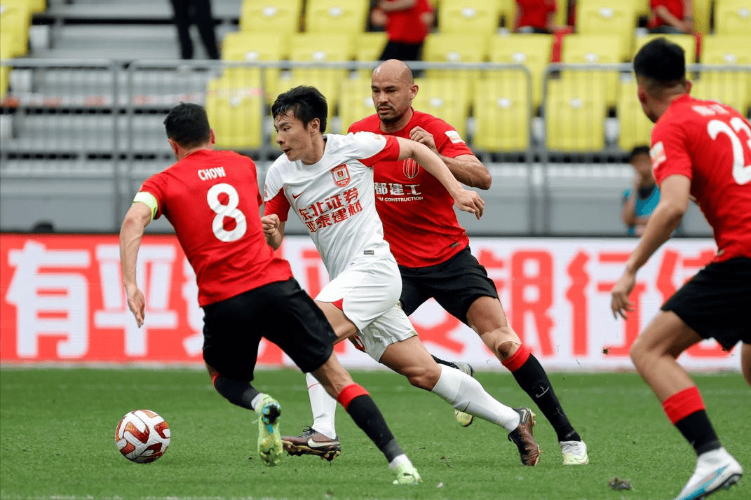成都蓉城VS长春亚泰首发:罗慕洛领衔攻击线,莱切特坐镇后防