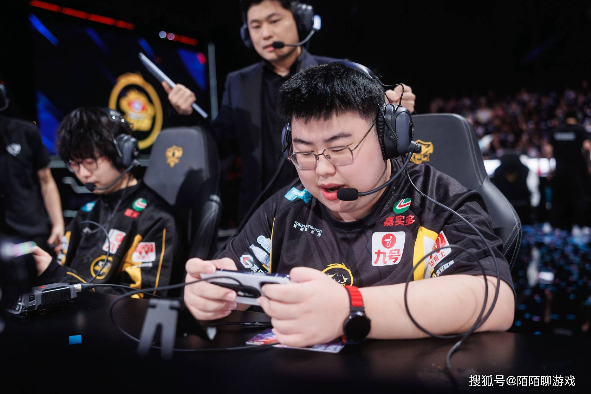 和estar和AG相比,狼队更像一支“四不像”队伍,小胖的状态决定狼队的上限!