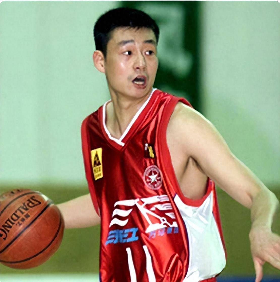 男篮名宿郑武:58岁成为名帅,老婆很漂亮,儿子进军CBA