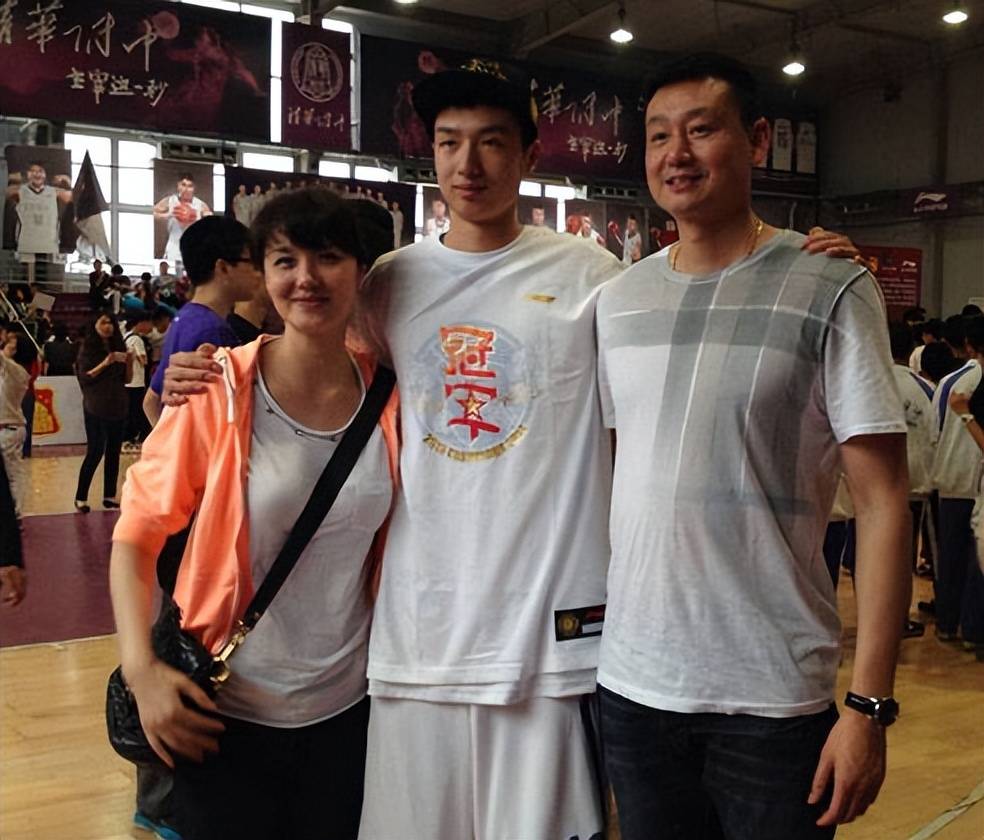 男篮名宿郑武:58岁成为名帅,老婆很漂亮,儿子进军CBA