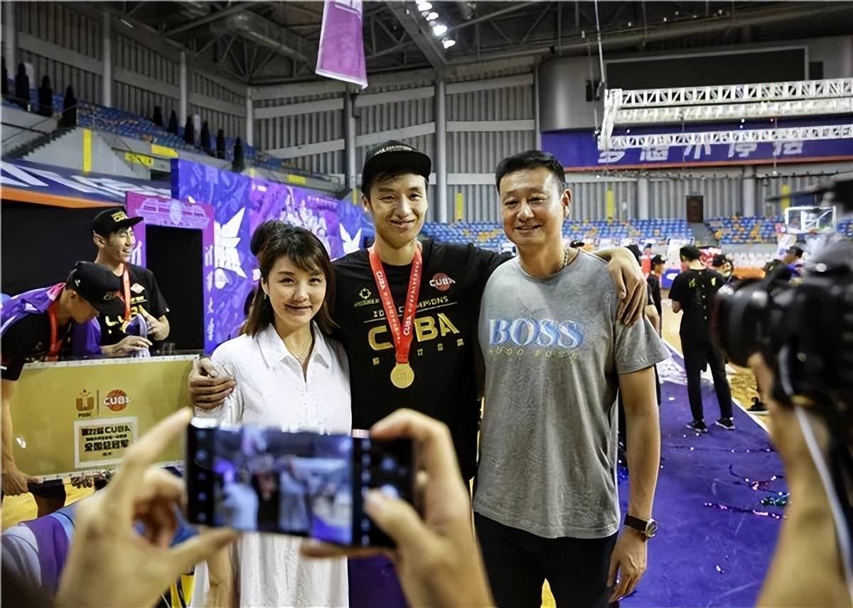 男篮名宿郑武:58岁成为名帅,老婆很漂亮,儿子进军CBA