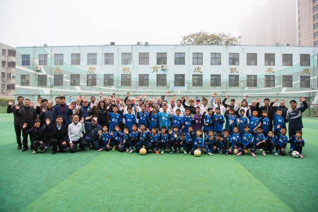 郑上路小学接待英国斯托克波特郡队开展中英校园足球友好交流